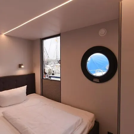 Bådhotel Hausboot Fjord Meeresbrise Mit Dachterrasse In *