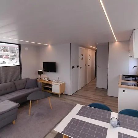 Hausboot Fjord Meeresbrise Mit Dachterrasse In Úszó hotel *