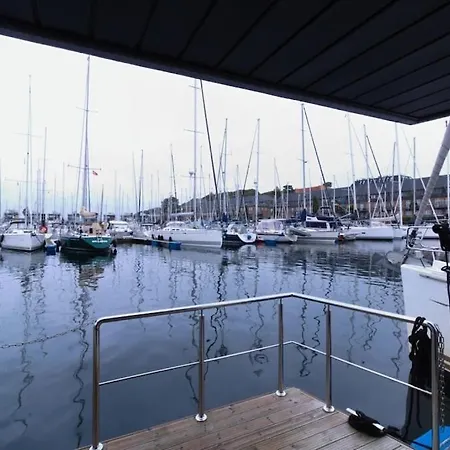 Bådhotel Hausboot Fjord Meeresbrise Mit Dachterrasse In *